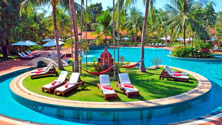 Kambodscha-Siem-Reap-Hotel-Sofitel-Pool-Garten.jpg