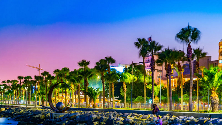 Zypern-Limassol-Strandpromenade-Abend-AdobeStock_242571659.jpg